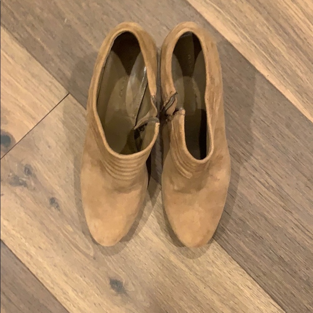 Women’s tan heels!